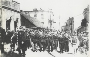 1938 rok - Orkiestra OSP Brzeziny na pochodzie (ulica Świętej Anny)