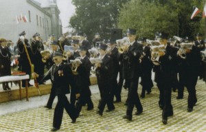 1997 rok - Orkiestra kończy defiladę jednostek biorących udział w obchodach 100-lecia OSP Brzeziny