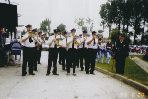 1999 rok - Orkiestra podczas Dni Brzezin, w trakcie których wręczono Mieczysławowi Królikowskiemu tytuł Honorowego Obywatela Miasta