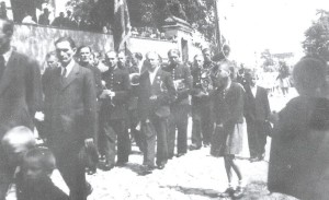 1948 rok - Orkiestra podczas uroczystości kościelnej (ul. Kościuszki obok kościoła farnego)