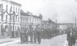 1949 rok - Orkiestra na uroczystości 1-go Maja prowadzi pochód